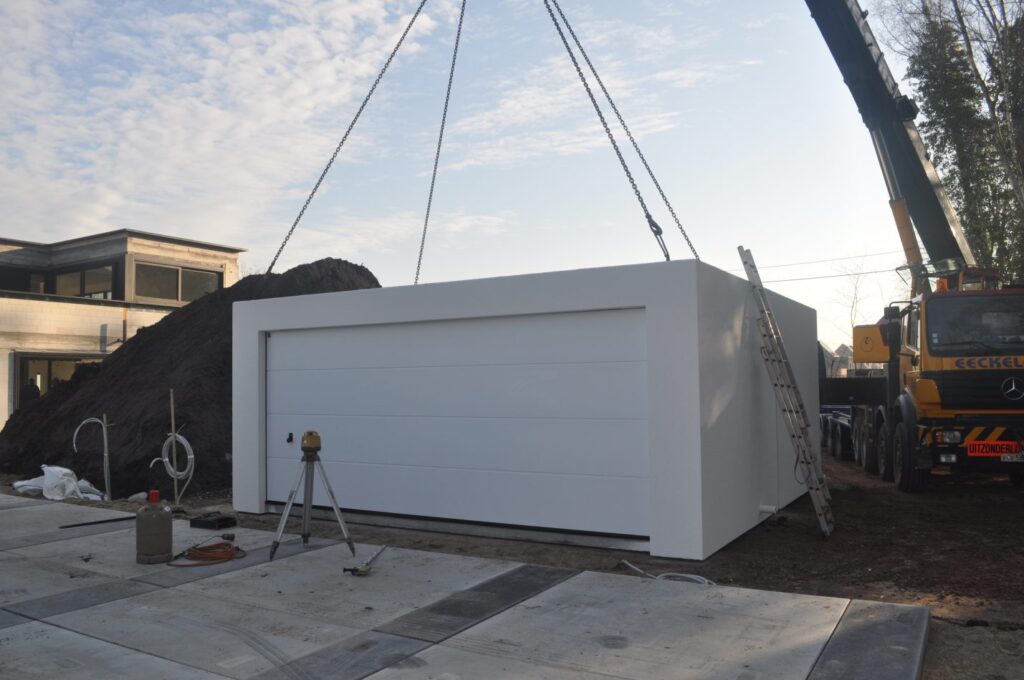 plaatsing van dubbele betongarage wit met kraan