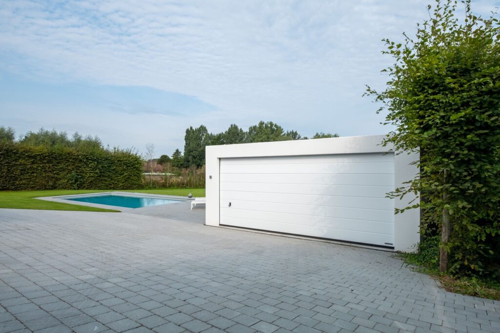 Betonal dubbele prefab garage met brede poort. Garage voor 2 of meer wagens oldtimer opslag Betonal - Garage double préfabriquée avec une large porte. Garage pour 2 voitures ou plus, idéal pour le stockage de voitures anciennes.