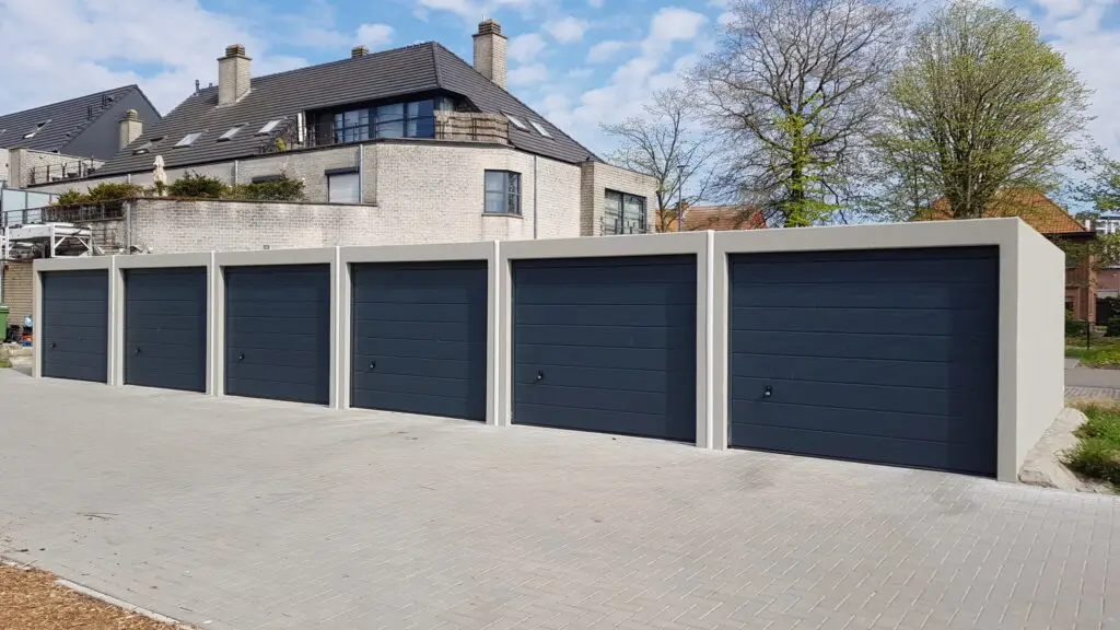 Betonal prefab garages Prius met Hörmann poort kan dien als tuinberging opslag of fietsenberging